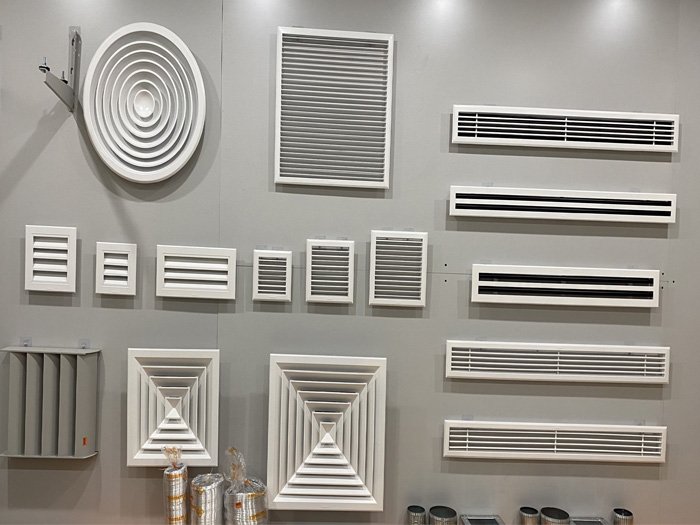 So sánh miệng gió âm trần nhôm và nhựa - đâu là lựa chọn bền đẹp hơn