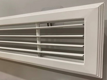 So sánh miệng gió âm trần nhôm và nhựa - đâu là lựa chọn bền đẹp hơn