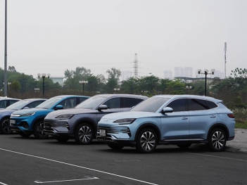 Xe điện BYD 7 chỗ giá bao nhiêu? Nên mua BYD M6 hay Sealion 8